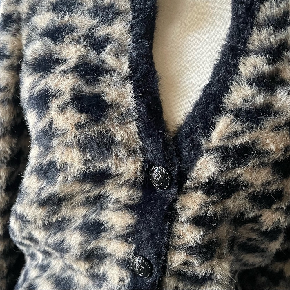 Fuzzy SOFT semi-cropped cardigan sweater - Picture 2 of 11